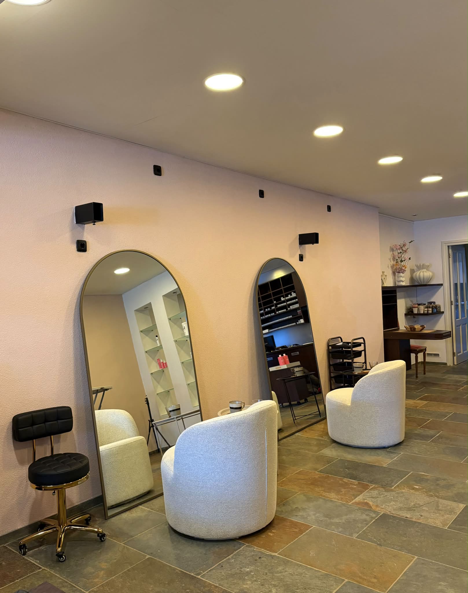 Sfeervolle decoratie in de salon van Céline áme & beauté Waalwijk