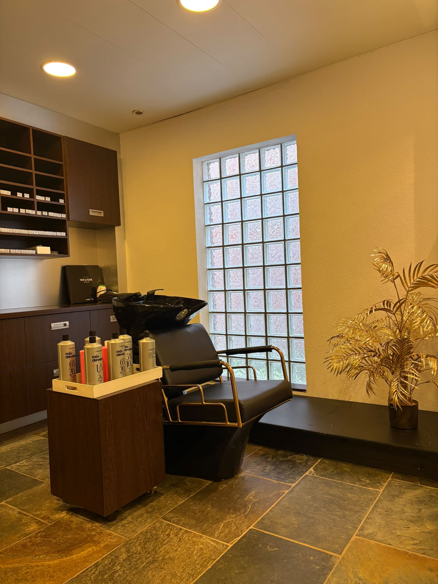 Interieur van Céline áme & beauté — beauty salon Waalwijk met gouden spiegels